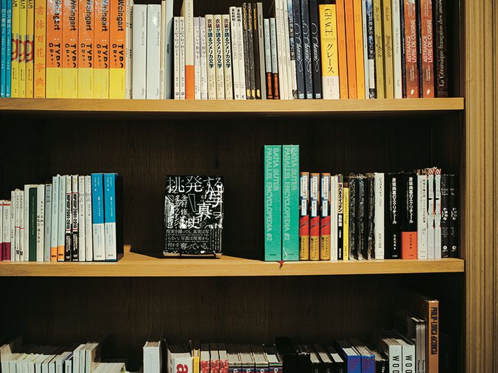 民芸、雑貨、書籍が調和する空間。骨董家具が生み出す美しいディスプレイ術【“見せるプロ”たちの収納術】