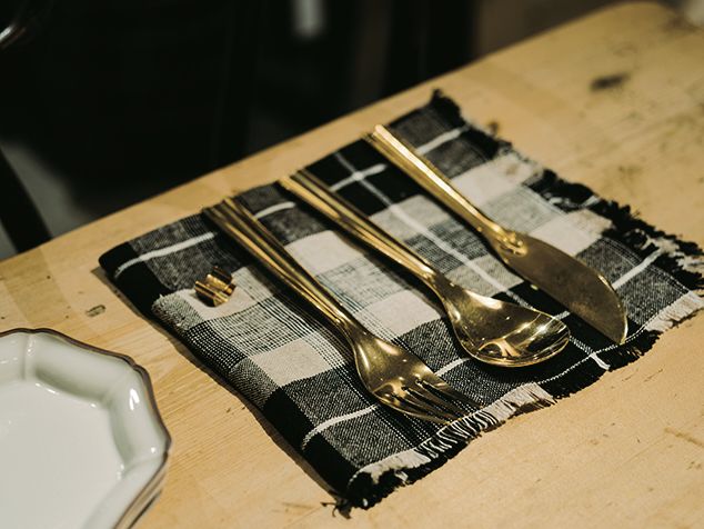 民芸、雑貨、書籍が調和する空間。骨董家具が生み出す美しいディスプレイ術【“見せるプロ”たちの収納術】