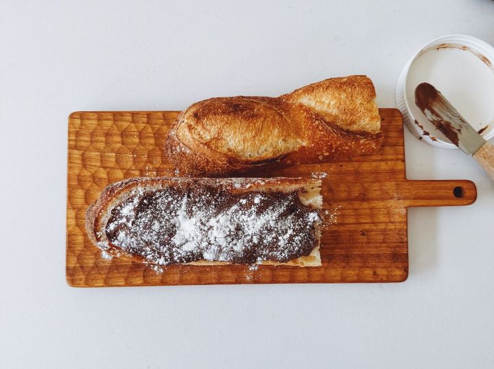 バレンタインに作りたい！食感が楽しいチョコバゲットサンド【パン好きなsumire.のバゲットサンドのレシピ vol.35 〜レシピで旅するヨーロッパ〜】