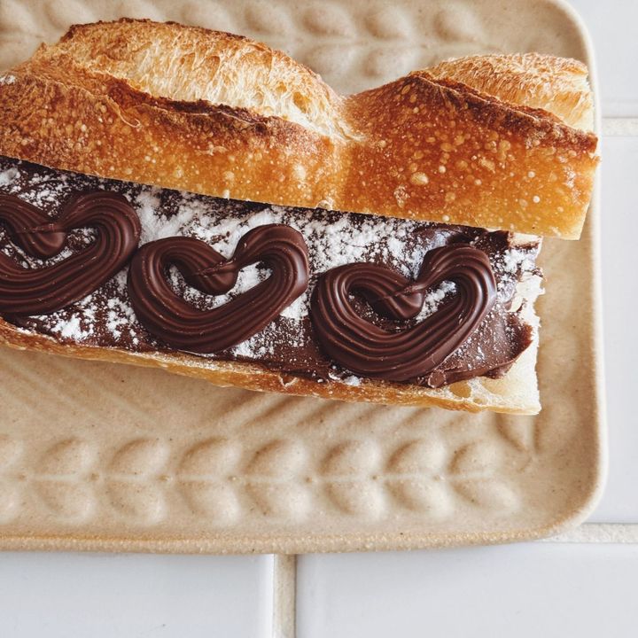 バレンタインに作りたい！食感が楽しいチョコバゲットサンド【パン好きなsumire.のバゲットサンドのレシピ vol.35 〜レシピで旅するヨーロッパ〜】