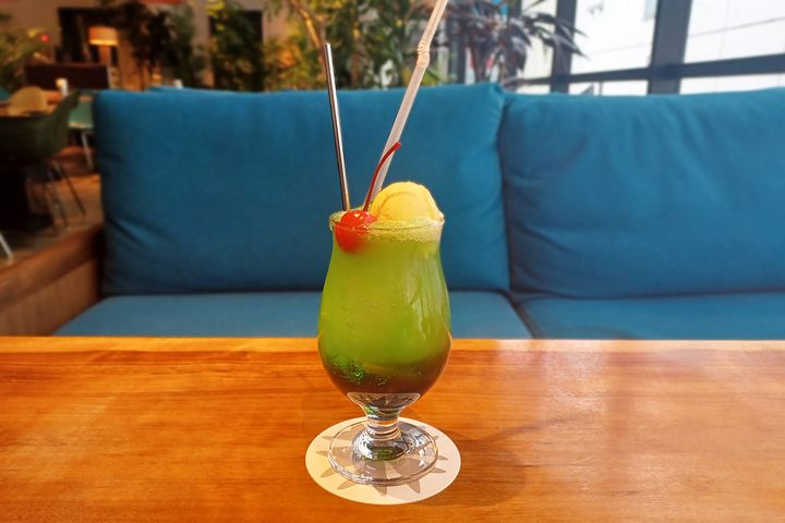 「メロンクリームソーダ（緑）」880円