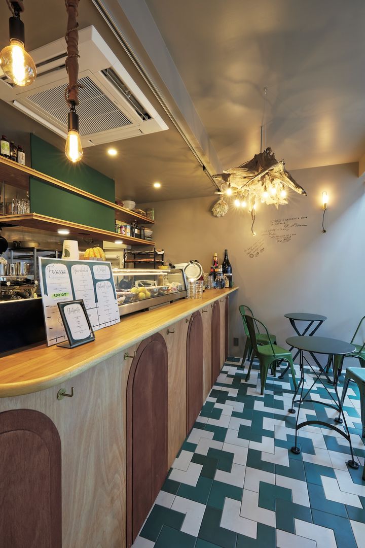 店内は流木を使ったシャンデリアやモザイクタイルなど、印象的な意匠がちりばめられている