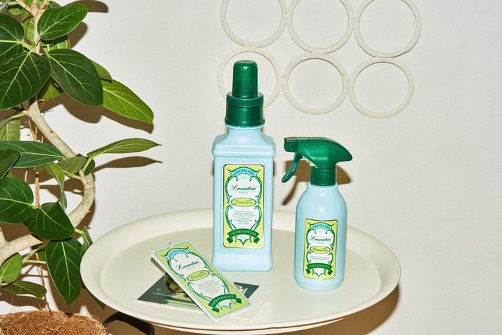 左から、ペーパーフレグランス（1枚入り）￥382、柔軟剤600mL ￥800（詰替 480mL ￥624）、ファブリックミスト 300mL ￥591