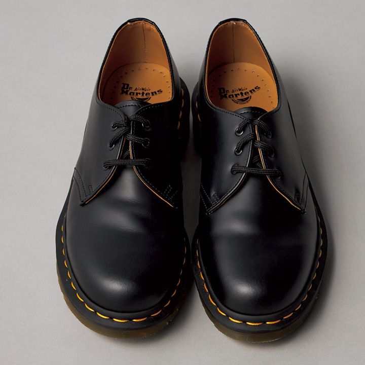 コーデがオシャレに引き締まる！足元はかっちりレザーシューズで決まり