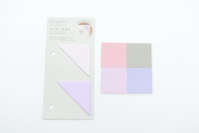 ダイソーのフィルム付箋（4種×各20枚入り）とコーナーふせん（CIS、30枚）のパッケージ