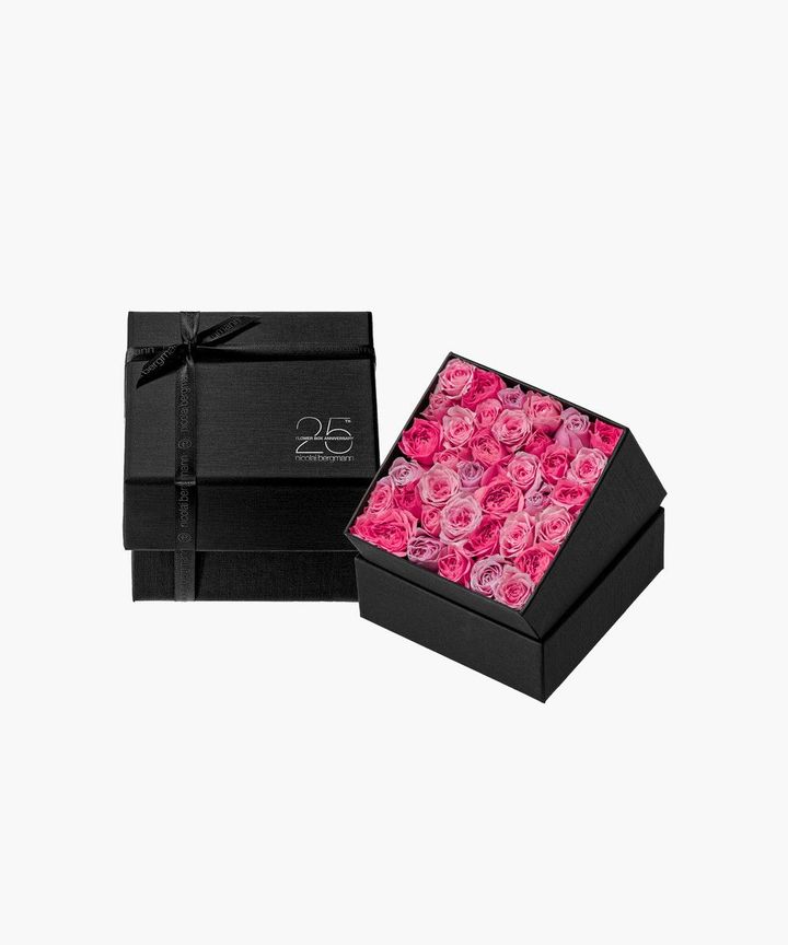 ローズコレクションフレッシュフラワーボックス S （11×11×H9cm）￥6,380 、M（15×15×H9cm）￥12,870。写真はEnchanting RosesのS