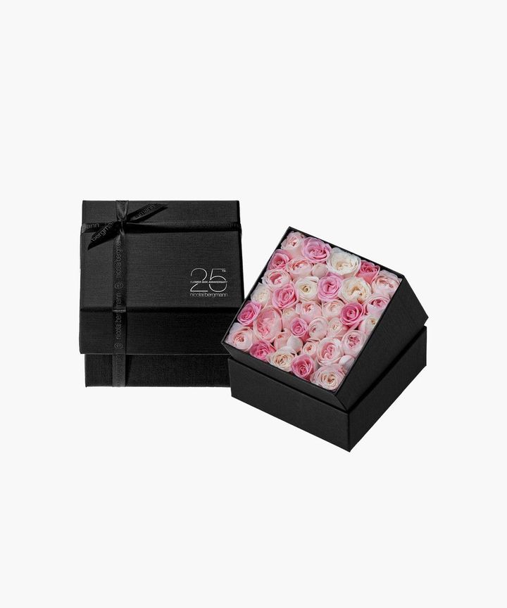 ローズコレクションフレッシュフラワーボックス S （11×11×H9cm）￥6,380 、M（15×15×H9cm）￥12,870。写真はTender RosesのS