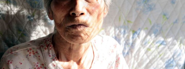 憂鬱な表情を浮かべる高齢女性