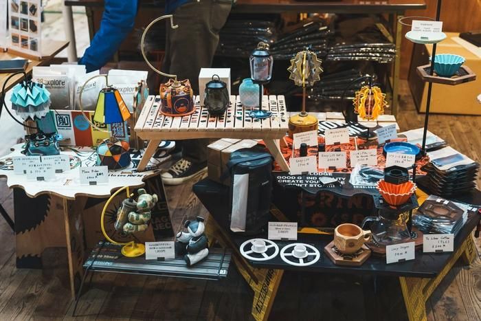 STUDIOwadのコレクションしているギアが並べられたイベント展示スペース