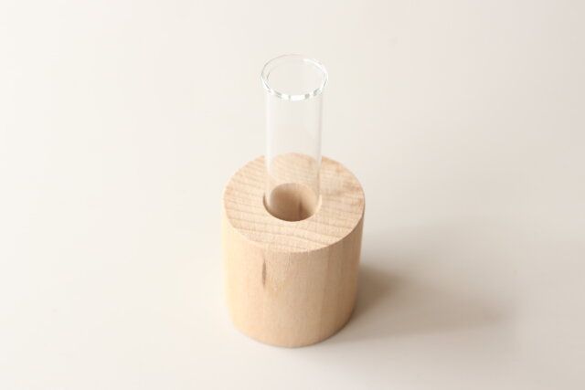 ダイソーの100円の木製一輪挿し