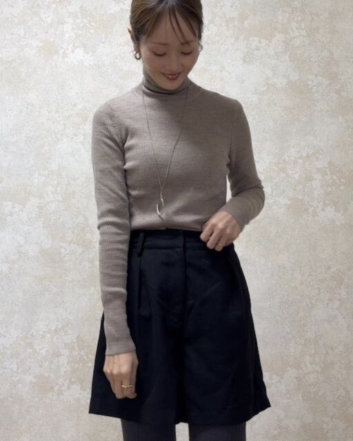 ユニクロ メリノリブタートルネックセーター ベージュ 着用