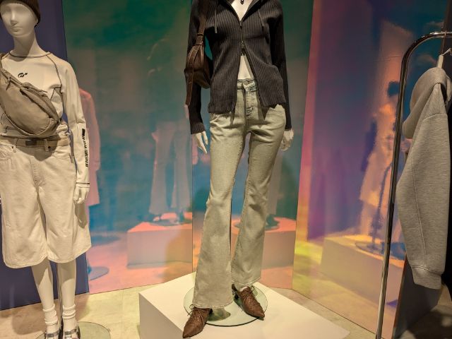 スリムフレアジーンズを着用