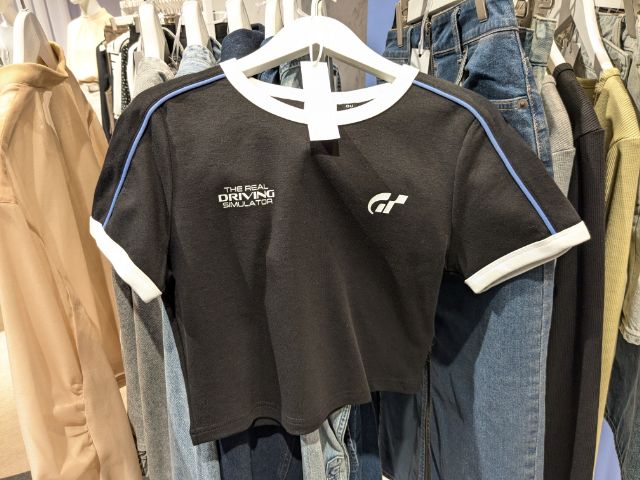 黒のグラフィックミニT