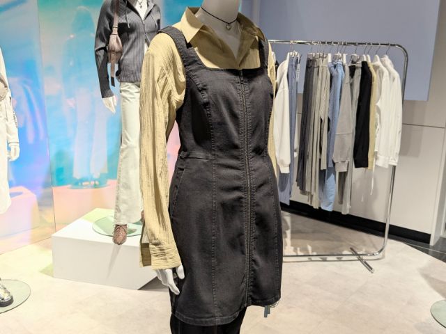 デニムミニジャンパードレスを着用