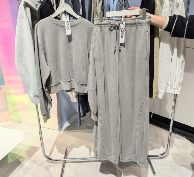 ウォッシュドスウェットプルオーバーとウォッシュドスウェットバレルレッグパンツ