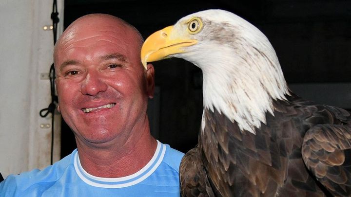 陰部写真投稿で解雇の56歳鷹匠、4部リーグで仕事復帰！ギャラは1回15万円