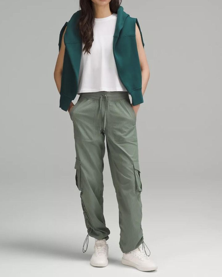 画像: Dance Studioリラックスフィットミッドライズカーゴパンツ ￥17,800 www.lululemon.co.jp