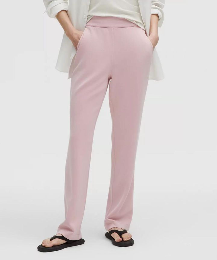 画像: Softstreme ハイライズ ストレートレッグパンツ￥17,800 www.lululemon.co.jp