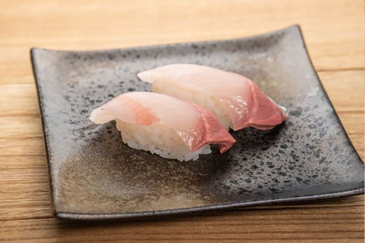 ▲お寿司でも人気の「ハマチ」はブリが大人になる手前の思春期段階(!?)。天然のハマチの旬はブリよりも早い夏から秋。