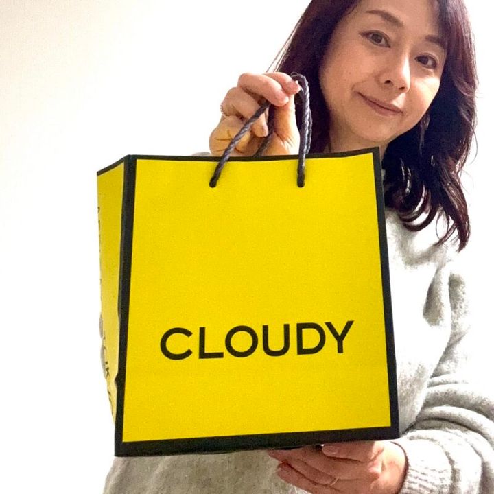 CLOUDYのショップバッグを持った伊藤里絵さん
