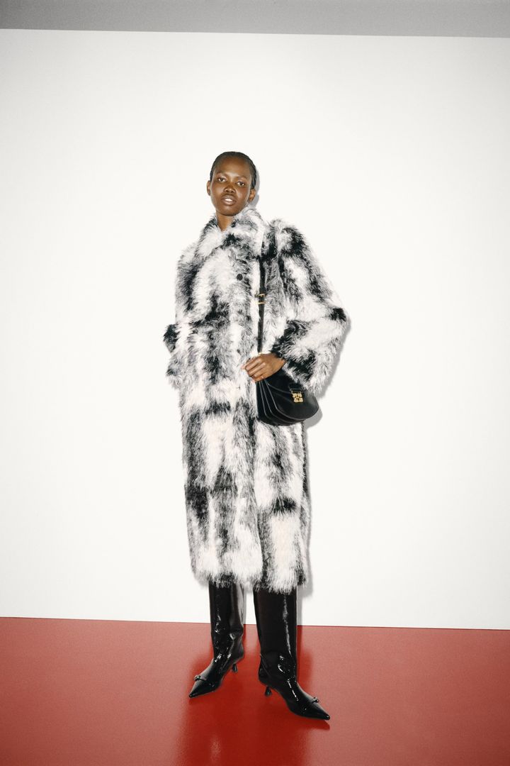 エコファーを用いたガニーのコート。2024-25年秋冬コレクションより。