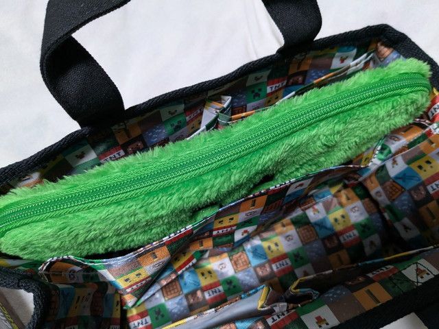 マイクラインテリアトートにポーチをセットしたことろ