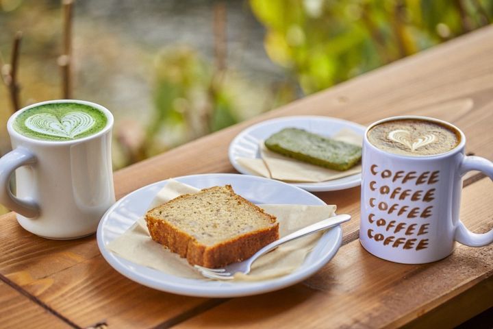 左から「Uji Matcha Latte」830円、「BANANA BREAD」450円、「Matcha Financier」410円、「Latte large」690円
