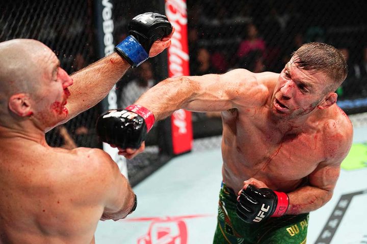 UFCミドル級王者デュ・プレシ（右）と前王者ストリックランド（C）Getty Images