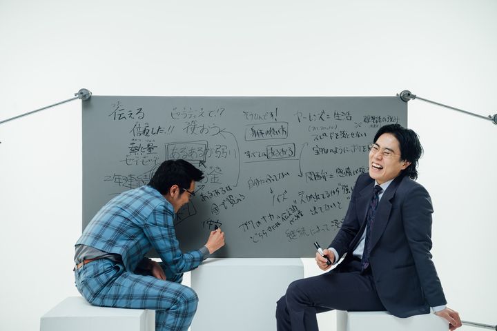 髙比良くるまと楢原真樹が笑っている