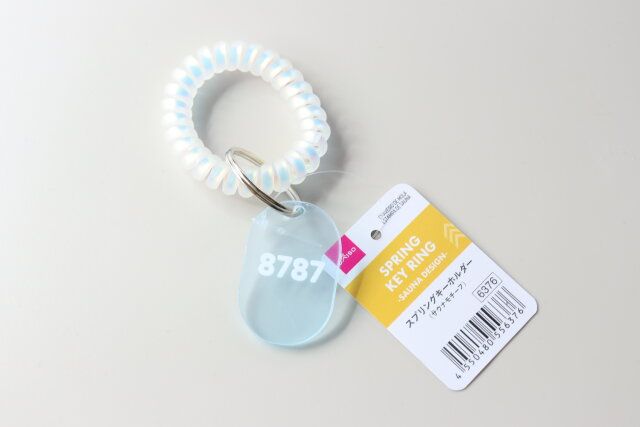 ダイソー スプリングキーホルダー（サウナモチーフ） 商品タグ