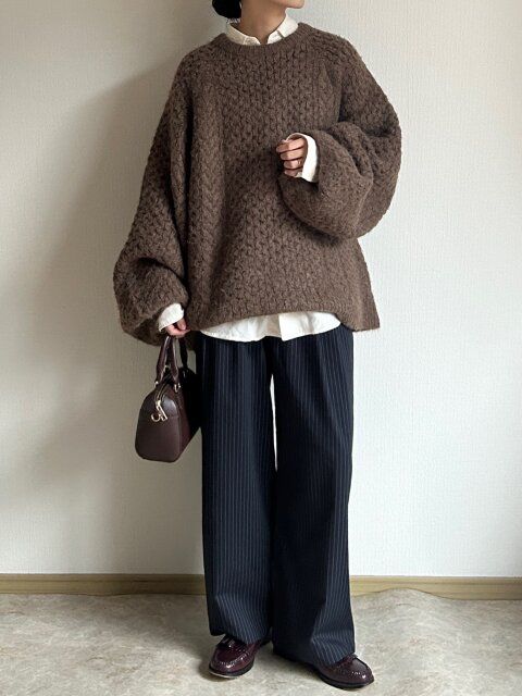 シャツとスラックスを合わせたコーデ