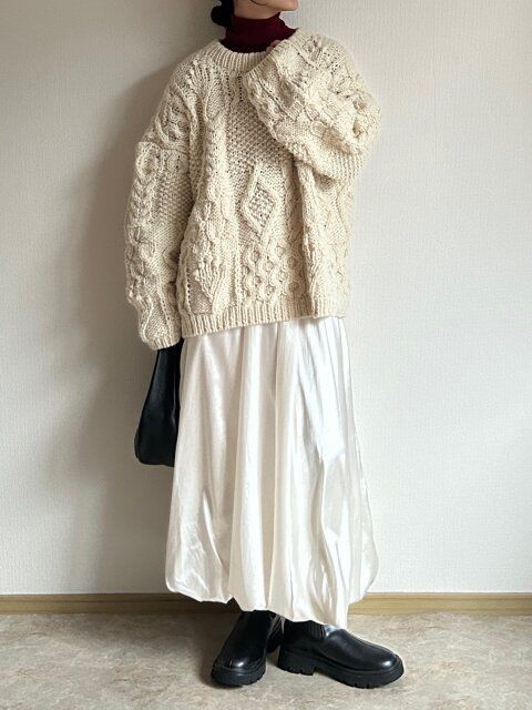 サテン素材のボリュームスカートと合わせたコーデ