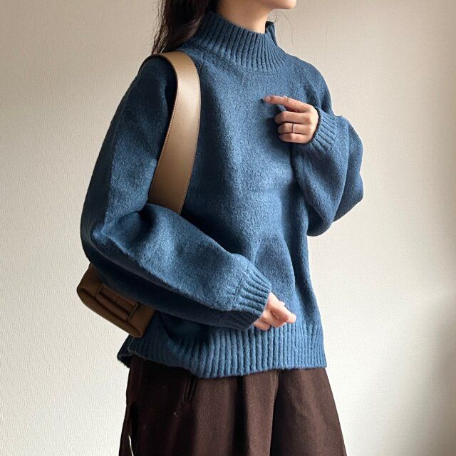 ハイネックニット着用