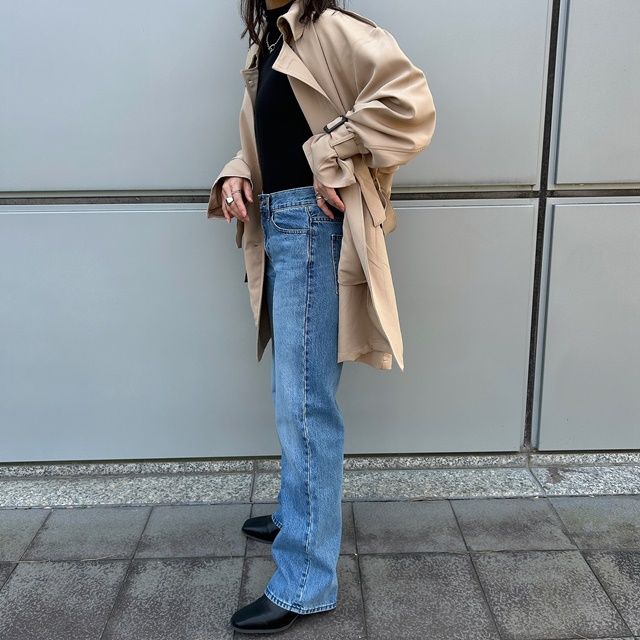ミディ丈Aライントレンチコート×UNIQLO and JW ANDERSONのブルーの「ストレートジーンズ」