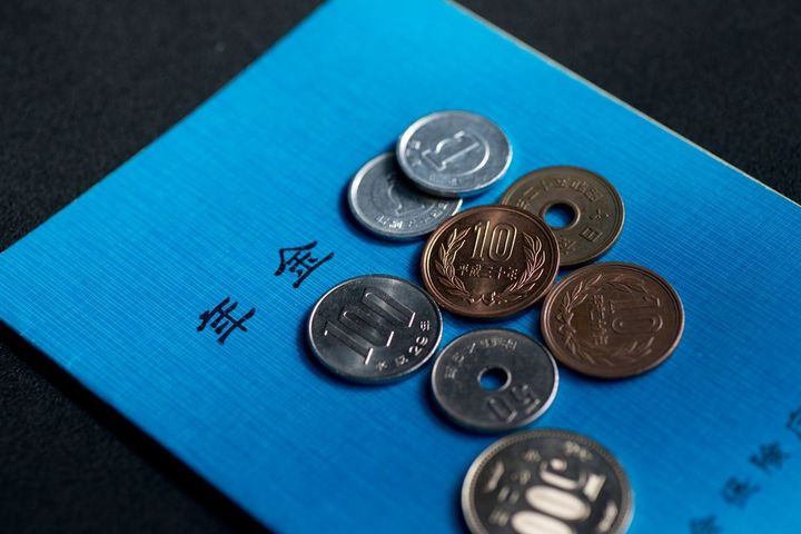 年金手帳と小銭