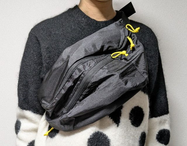 パラシュートウエストポーチ持ったところ