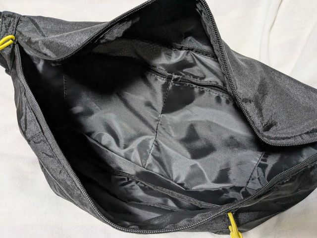 パラシュートウエストポーチ中