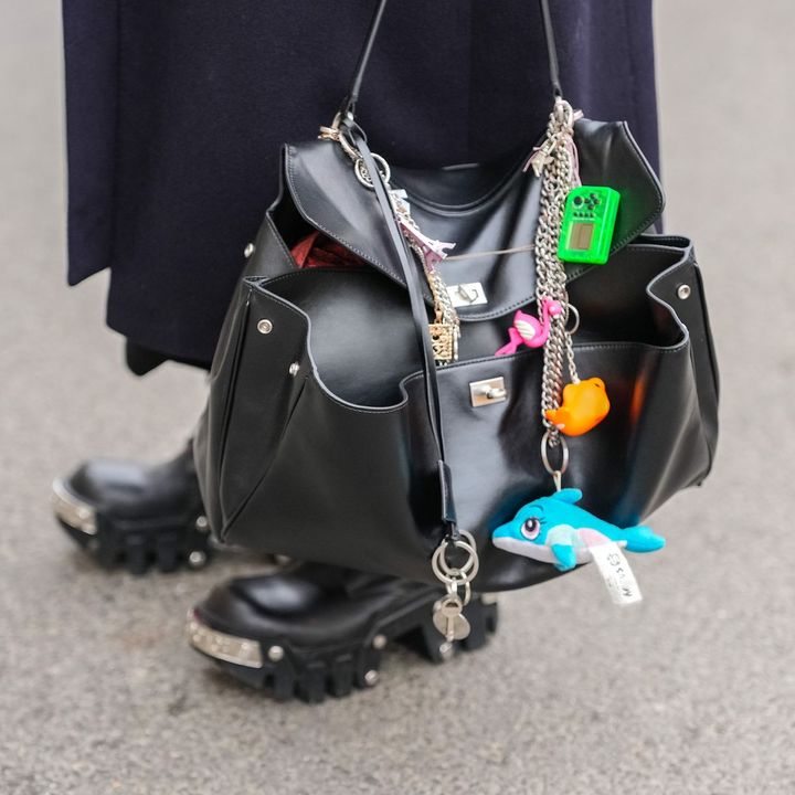 バレンシアガの人気バッグ「Rodeo」は洗練されたデザインゆえ、デコる楽しさも倍増。