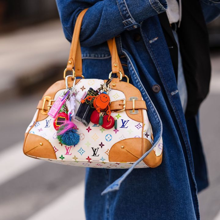 カラフルな「LOUIS VUITTON × MURAKAMI」のバッグはデコトレンドと好相性。
