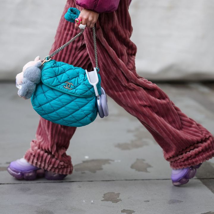 ぬいぐるみとヘッドフォンでシャネルのバッグに抜け感をプラス。