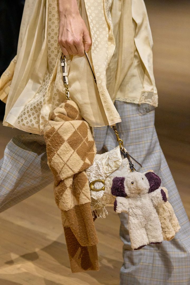 コーチ2025-26年秋冬 NYコレクションより。