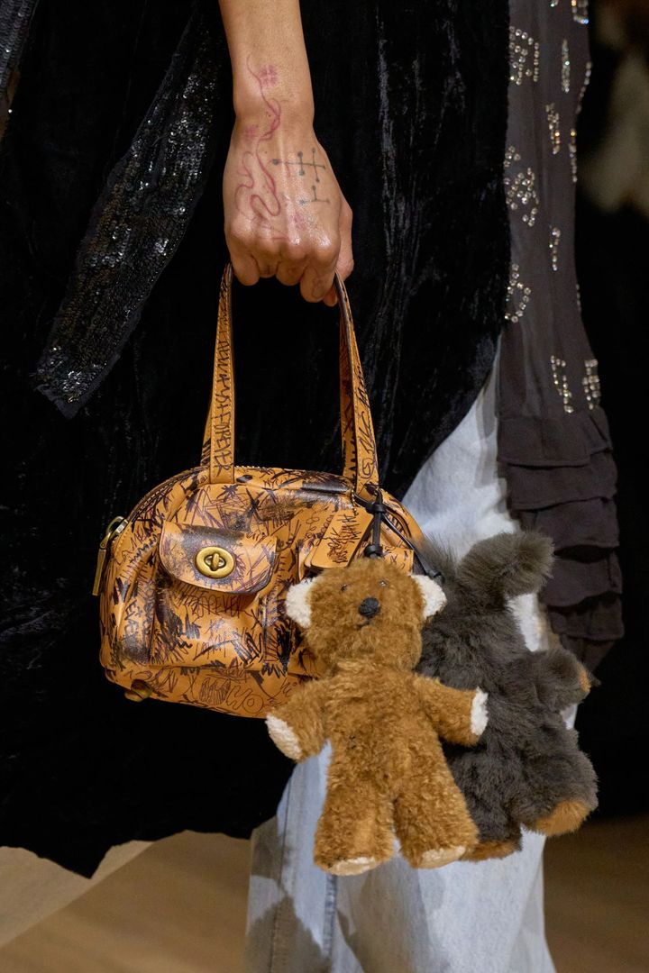 コーチ2025-26年秋冬 NYコレクションより。