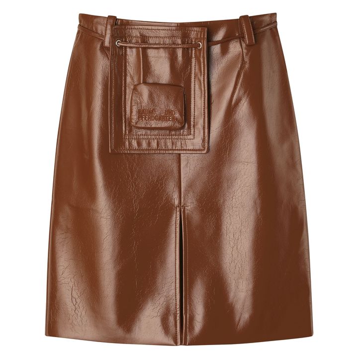 スカート ￥35,200 ウエストにつけたバッグ ￥14,300／ともにBAUM UND PFERDGARTEN