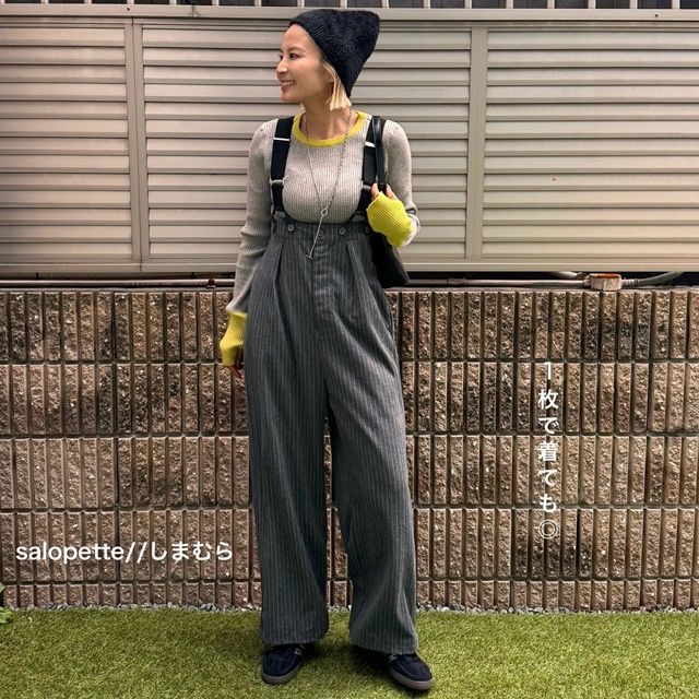 しまむらのグレーの「配色指穴クルーネックプルオーバー」×サス付きストライプ柄パンツ