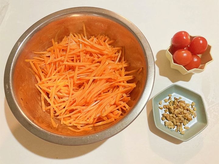 トマトとくるみとキャロットラペ