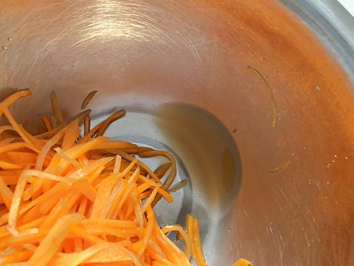 塩もみしたにんじんから水分が出ている様子