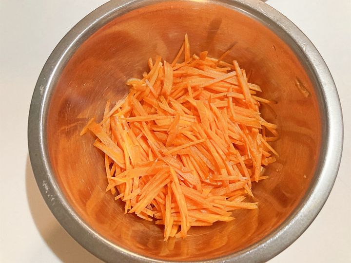 千切りにしたにんじん