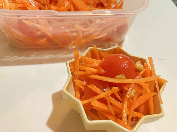 トマトとくるみを入れたキャロットラペ