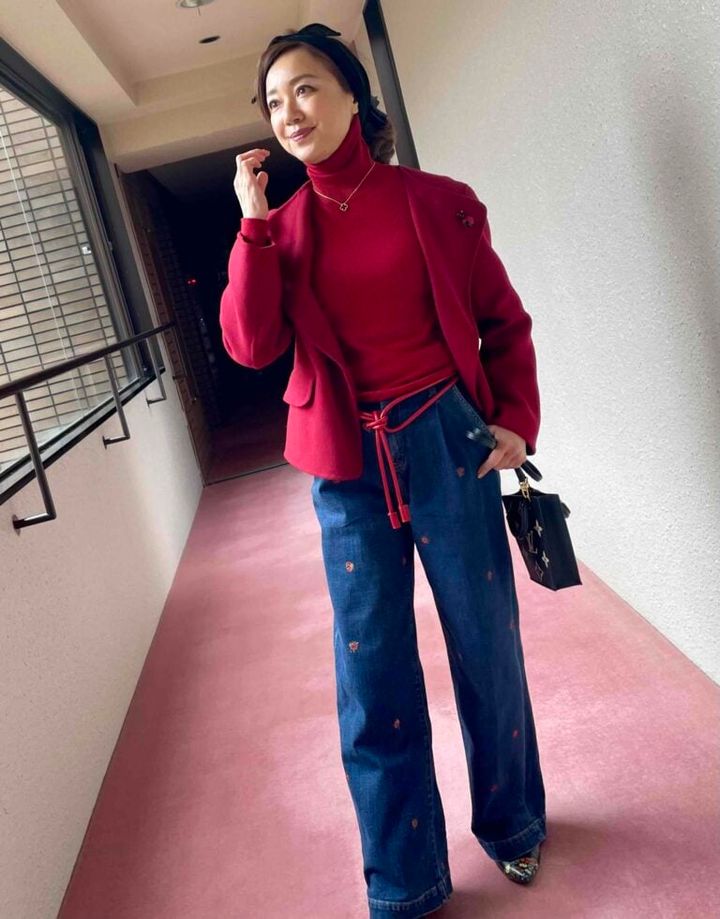 「ユニクロ」の赤ジャケットとデニムを合わせたコーデ