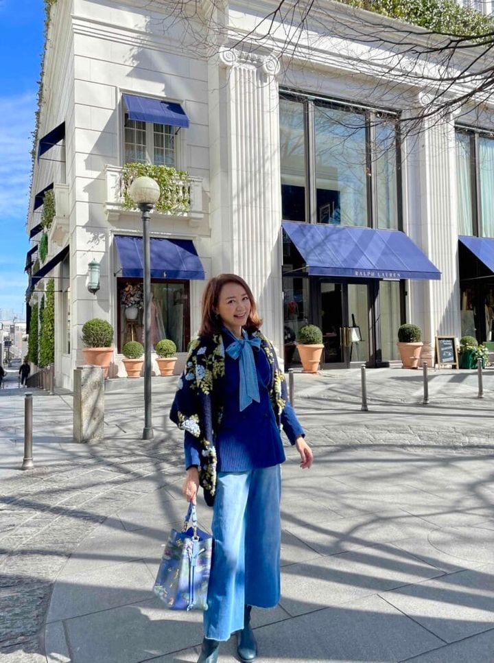 デニムに「MaxMara」のジャケットと「Biella Fabrics」のストールを合わせたブルーコーデ